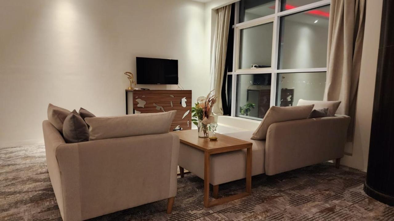 الشقق الفندقية حائلفي  Taramuntan المظهر الخارجي الصورة A living room in a serviced apartment in Dubai, United Arab Emirates